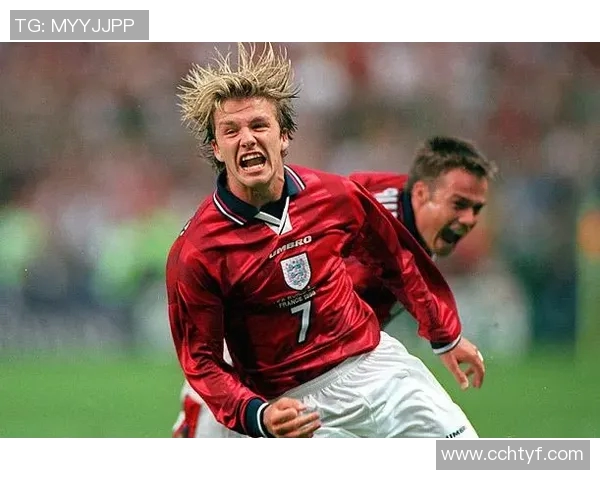 足球女神与球场传奇并肩而行激情四溢的双人头像展示