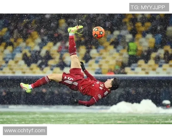 足球场上的爆笑瞬间：球星们的搞笑动作和尴尬失误合集